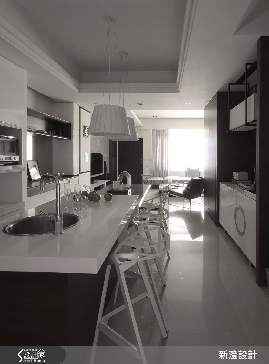 52 坪的居所，在設計師規畫之下，以現代風為底調，給